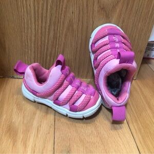 Berry pink Nikes for girl 5c